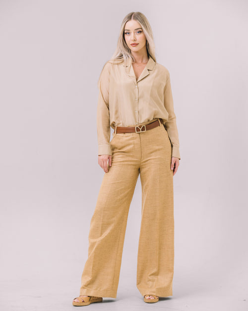 Crafted from French linen by Le Lin, these wide-leg trousers by Youmsara offer breathability, softness, and timeless everyday elegance.